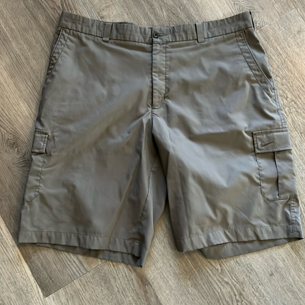 Nike Dri-Fit Men’s Golf cargo shorts, size 40, olive green.